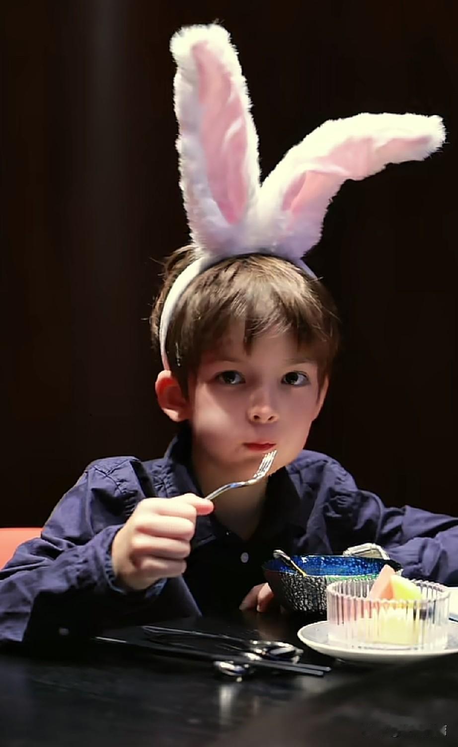 这俩小混血长得太漂亮了！这幸福一家四口，是前击剑运动员董力，妻子阿诺Man