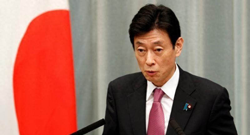日本外交官最近发现一个诡异的规律：无论飞到哪个国家，带回来的都是同一种表情——礼