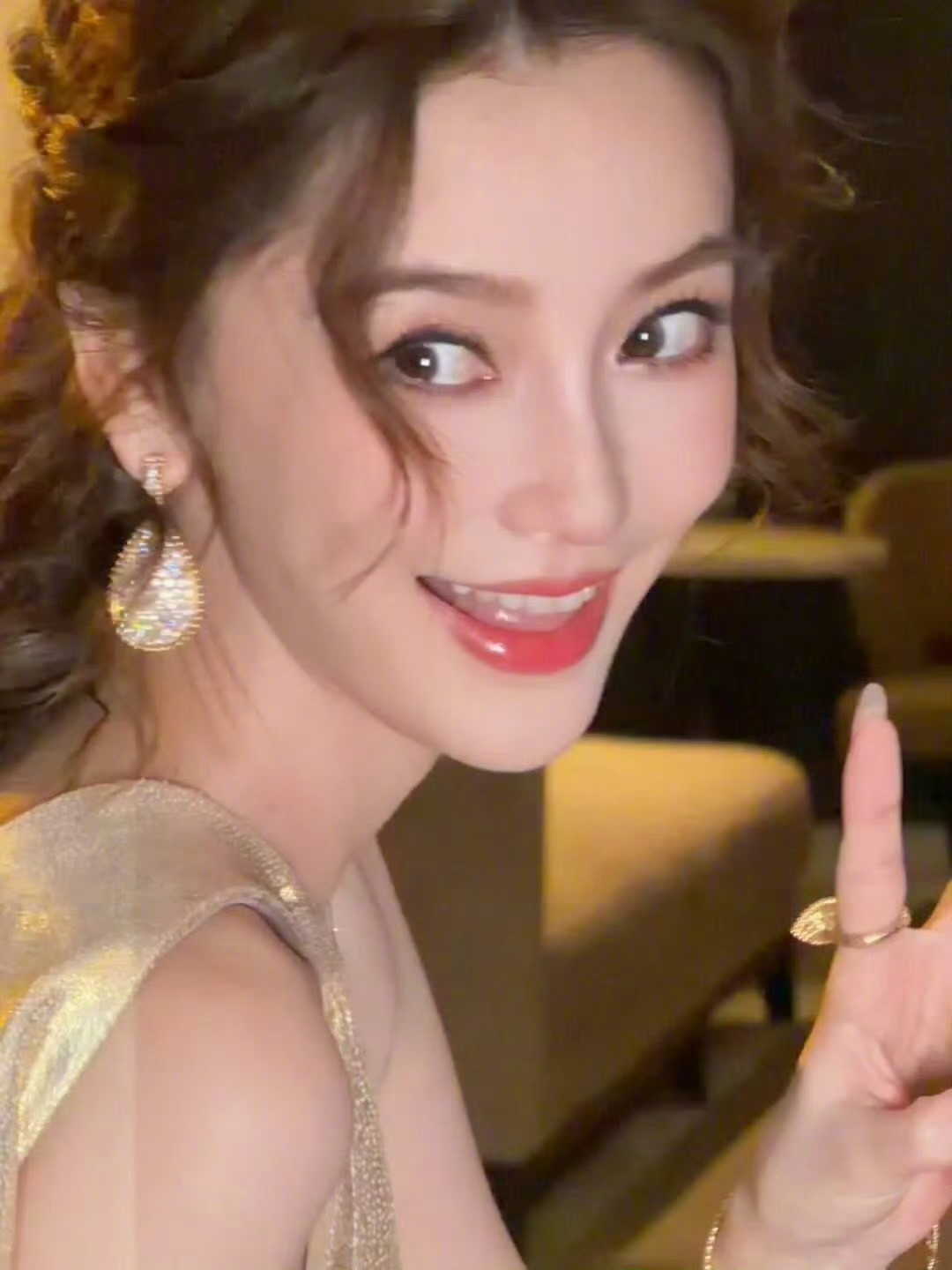 时隔两年Angelababy再战红毯看得出杨颖很想重登85花前几位，目前她应该