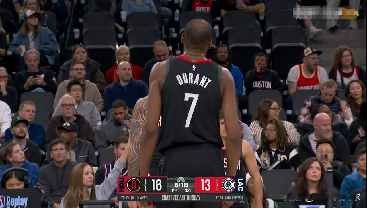 火箭超级巨星杜兰特真是太随心所欲了！在今天火箭客场挑战快船的首节比赛中，杜兰特首