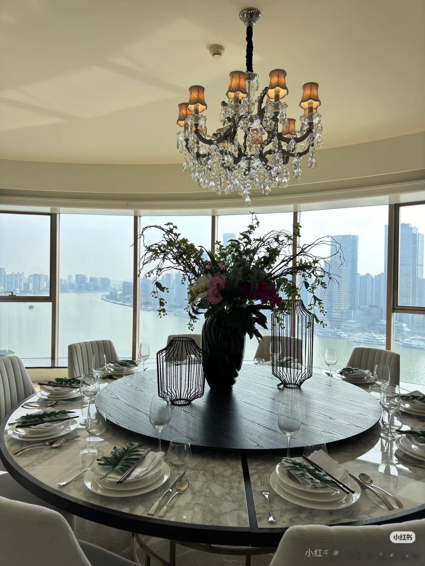 汤臣一品，真牛逼啊，人家餐厅都这么大，这么美！