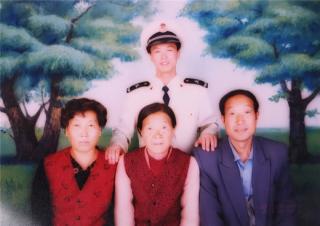 1997年，19岁海军战士为救群众牺牲，父母伤心欲绝，没想到2017年，其母亲病