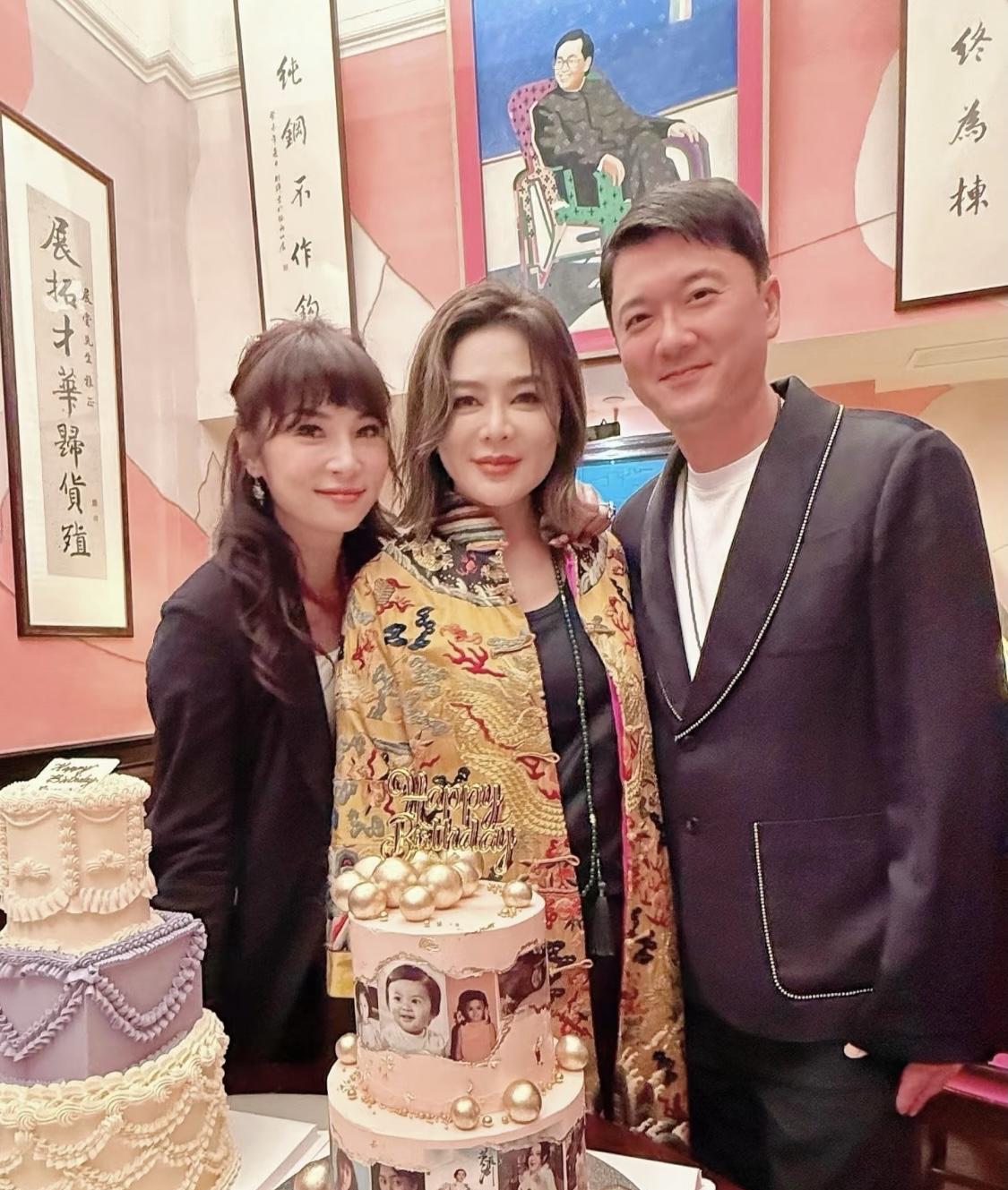 关之琳穿凤袍庆祝63岁生日！关之琳63岁生日这天，她身穿一件绣了凤凰的新中式，