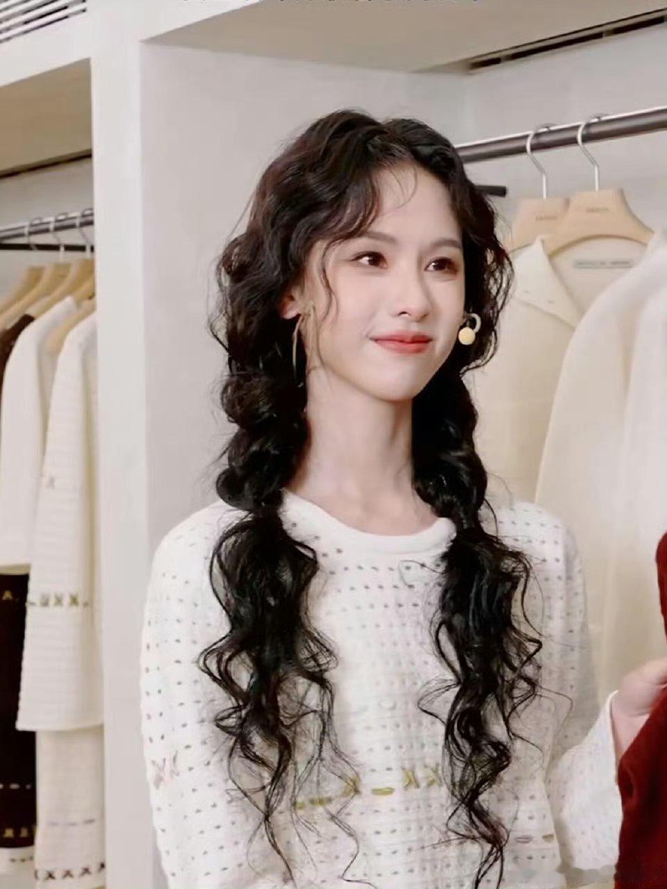 陈都灵卷毛双马尾被陈都灵卷毛双马尾造型给美到了，可盐可甜，每个造型都切换自如，