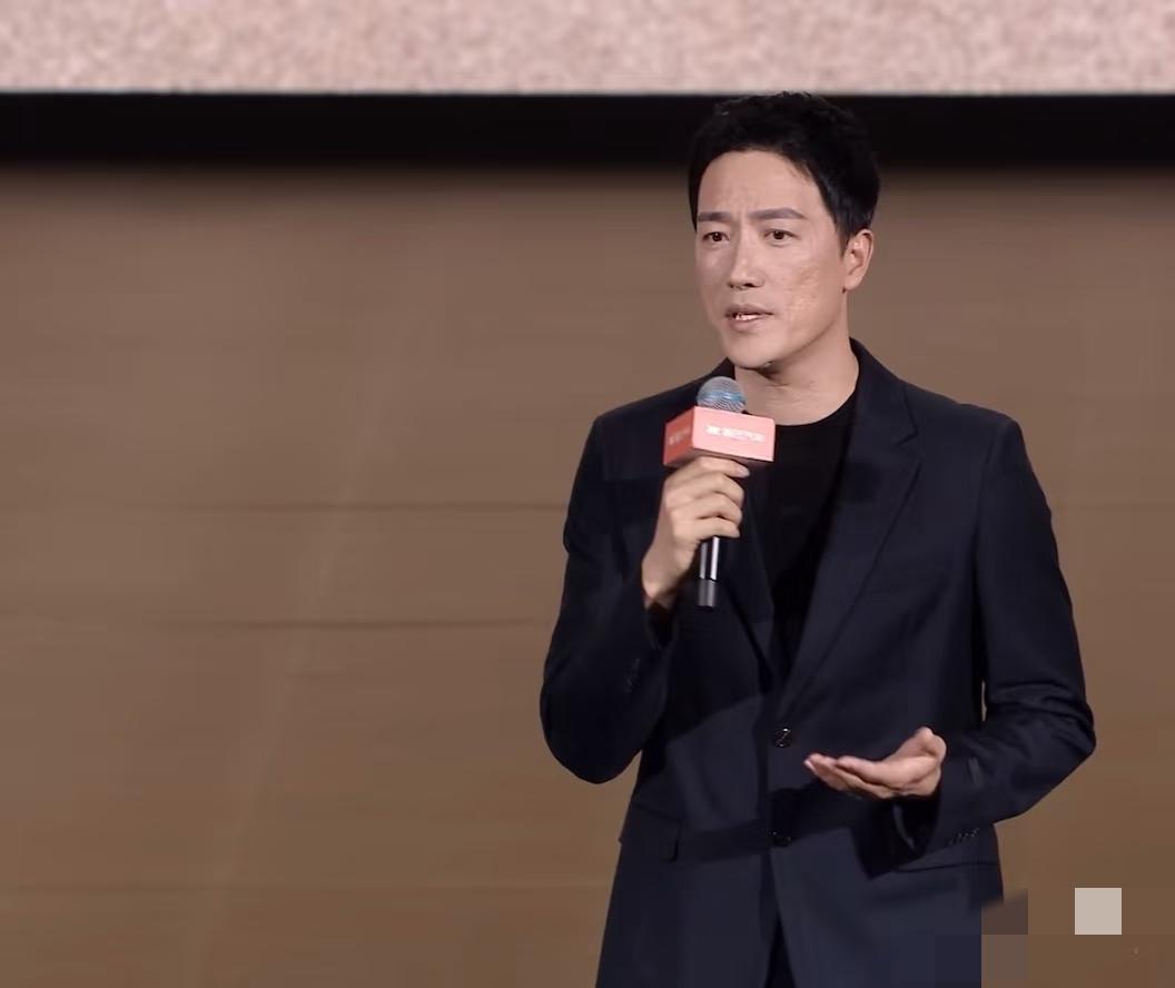 4月16日，刘翔回到上海代言国产电动车，怼脸拍曝光变化有点大，成了油腻的大叔了，