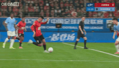 中超开幕首场揭幕战，裁判又红牌抢戏。一场精彩激烈的比赛，被一张争议红牌打乱，中超