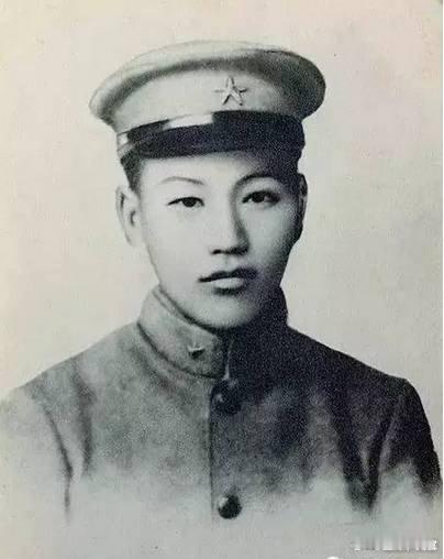 这是一张1906年的照片，一个在日本东京清华学校的中国留学生留影。彼时，谁也没想