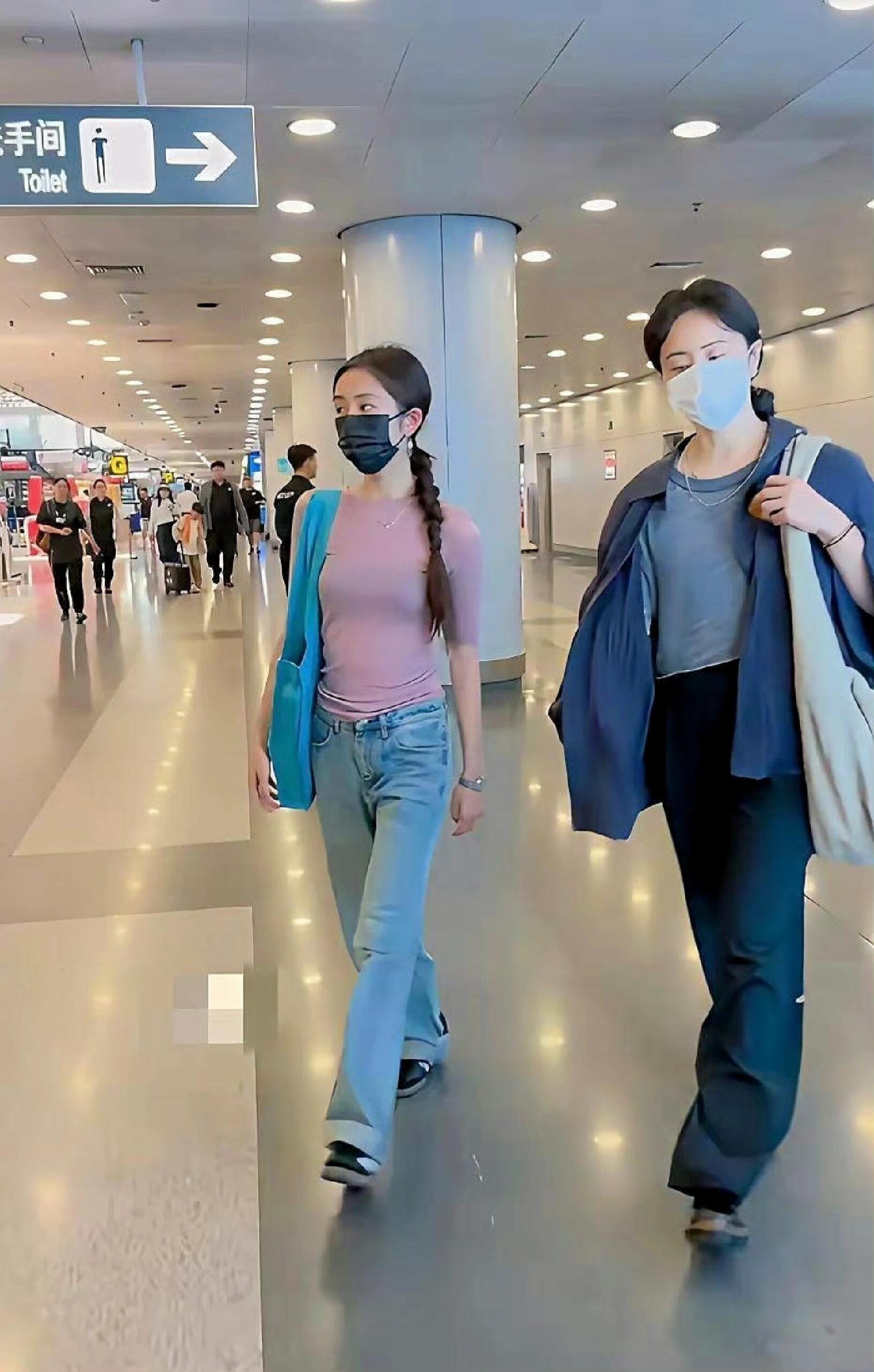 黄多多身形体态一看就是学过跳舞​​​
