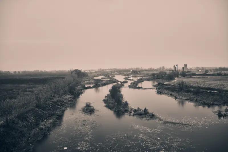 多人往河道“放生”亚克力板，广东佛山当地：属实，但投放位置不是珠江，清淤时会打捞