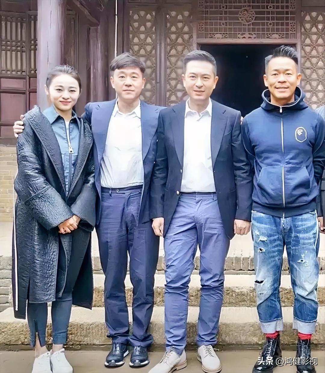 你发现了吗？歌手孙浩会唱歌又能演戏，又不是没有钱，咋穿带有窟窿眼的牛仔裤呢？那么