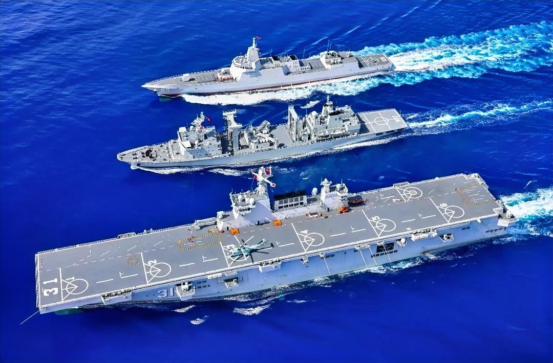 这是南部战区海军组织的以075型两栖攻击舰“海南舰”为核心的特遣舰队。海南舰