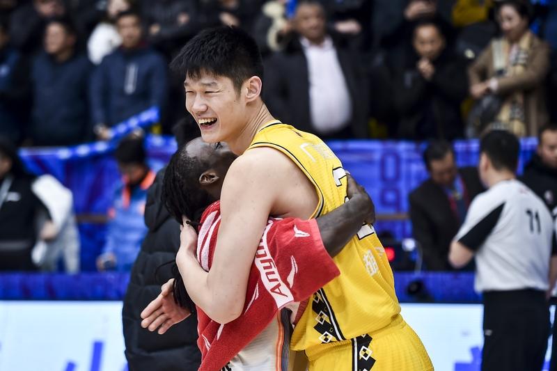 贺希宁和胡金秋谁会获得本赛季MVP？两人整体上不相伯仲，但是贺希宁机会更大，因为