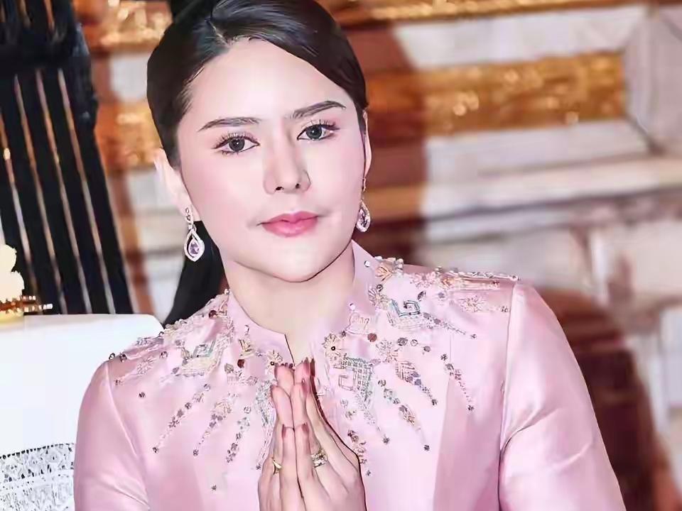 欧拉弄这地位，也是岌岌可危了！身为泰王的妃子，欧拉弄也是“火”过一段时间，那个