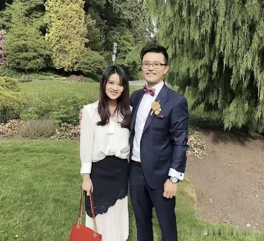 跳水女神陈若琳这身礼服格外亮眼，完美勾勒优越身形，一颦一笑温柔雅致，独特气质惊艳