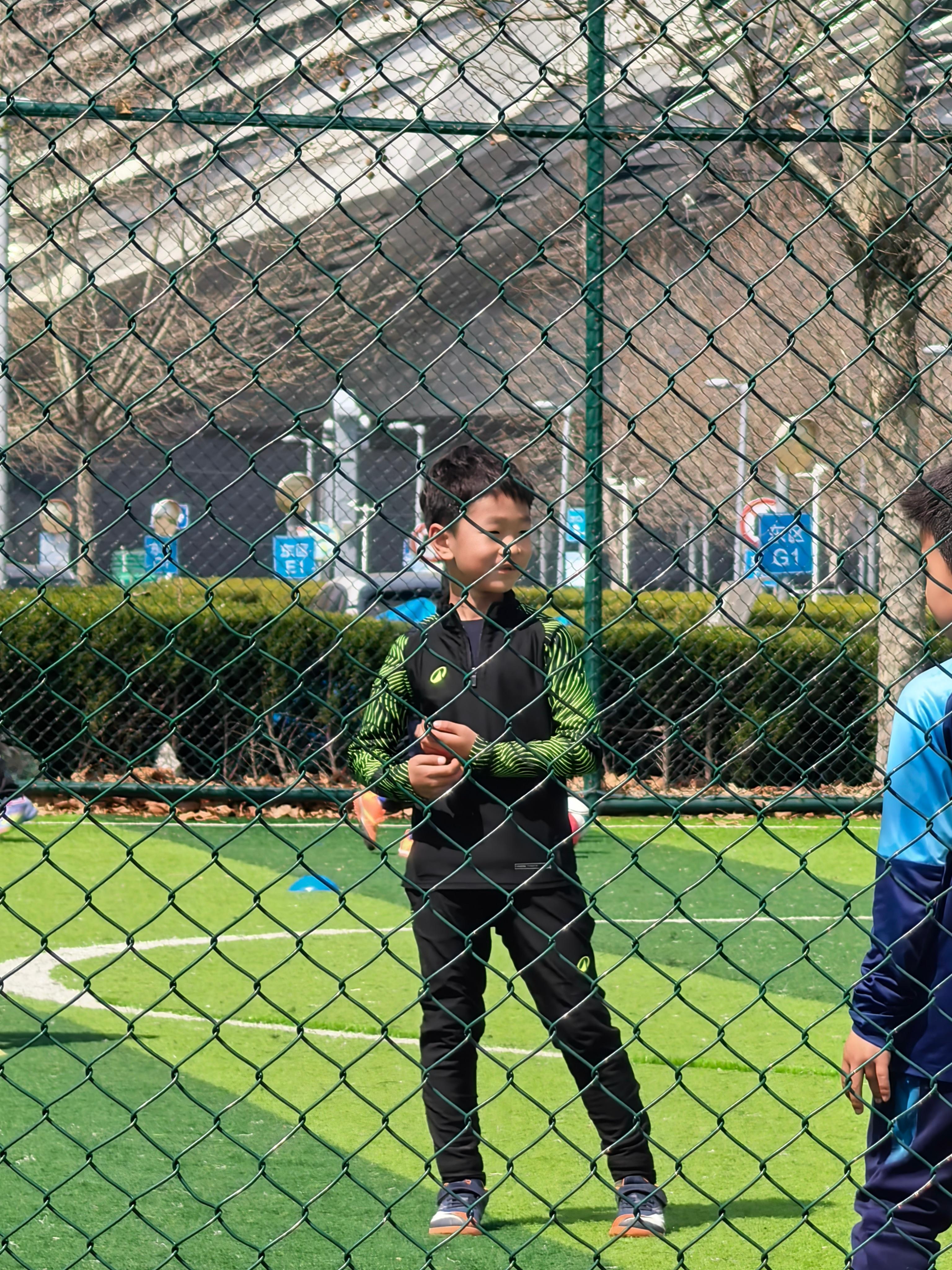 大连人真喜欢足球去过那么多城市了大连人确实是最爱足球的饭店商场大街上都是足球