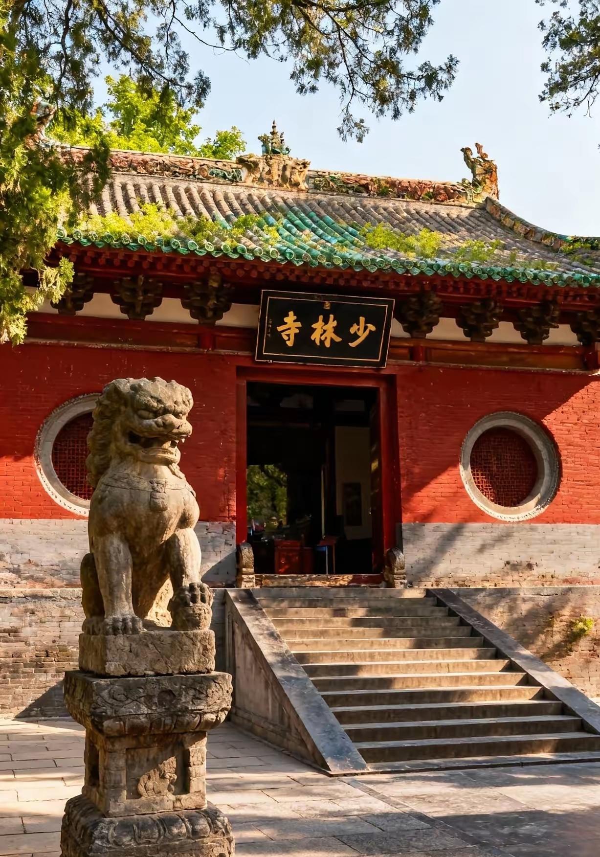 最近河南的领导悄悄去了趟少林寺，给刚上任的新住持立了三条规矩，说是“红线”，其实