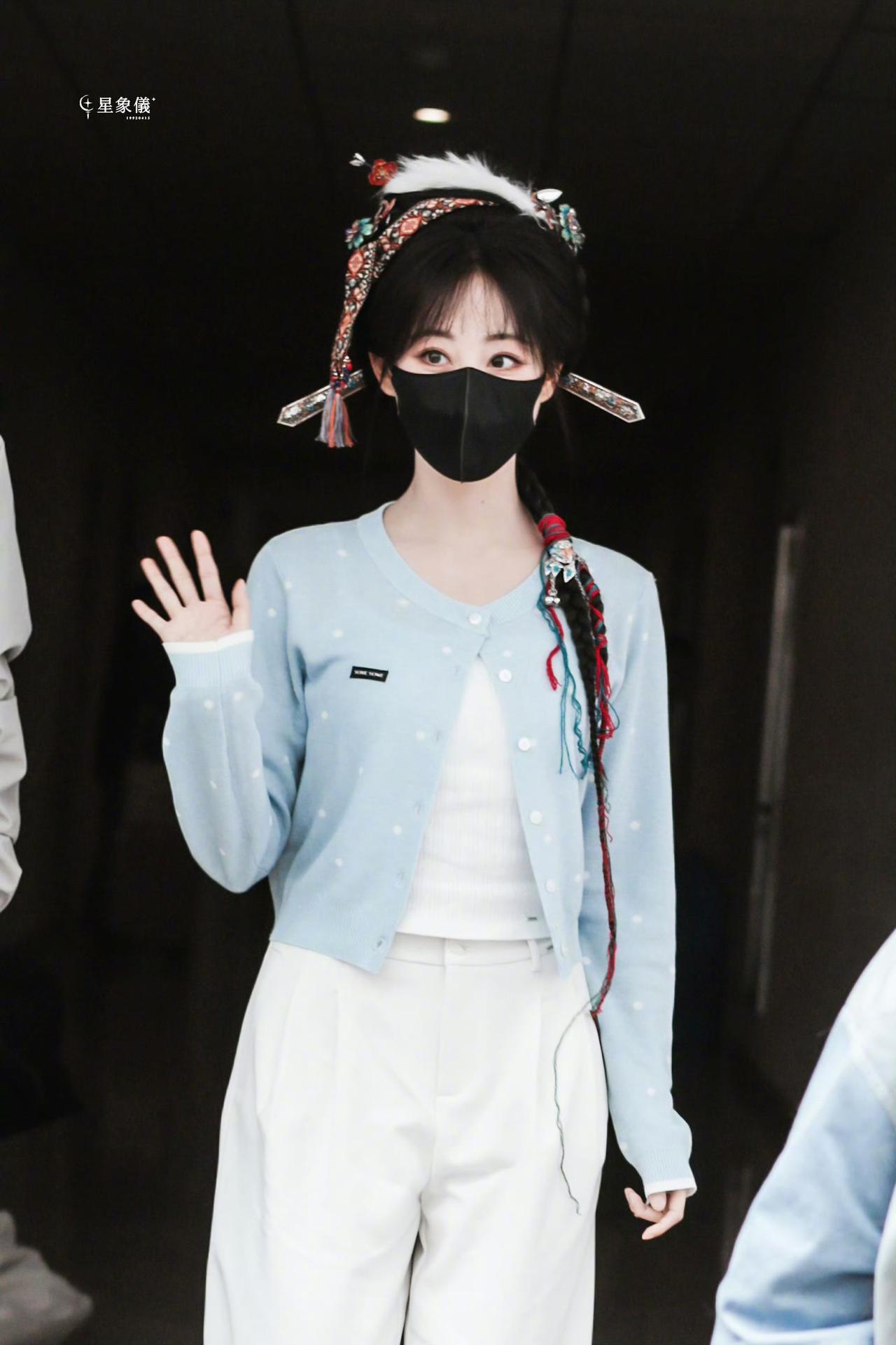 《凤舞九天》的妆造，直接把我拉回古早武侠剧！祝绪丹的异域编发、苏晓彤的江湖侠气