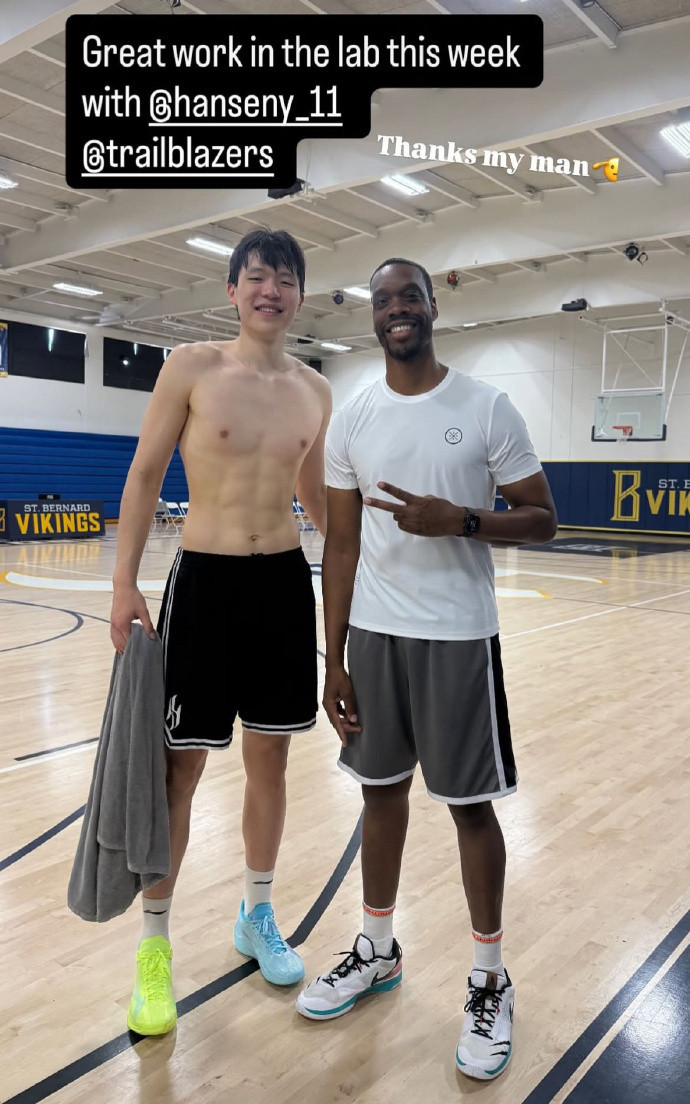 杨瀚森训练照八块腹肌训练初见成效！杨瀚森训练照，八块腹肌非常明显了！NBA