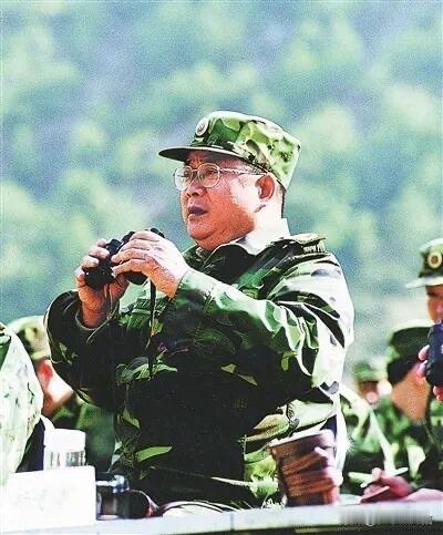 2002年10月15日，​廖锡龙将军参加某军事演习的场景。廖锡龙拥有丰富的实战经