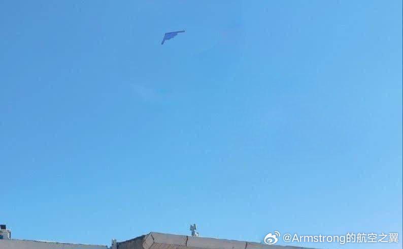 美以伊最新局势据说是B-2轰炸机白天现身伊朗卡拉季上空的照片，如果是真的，这种