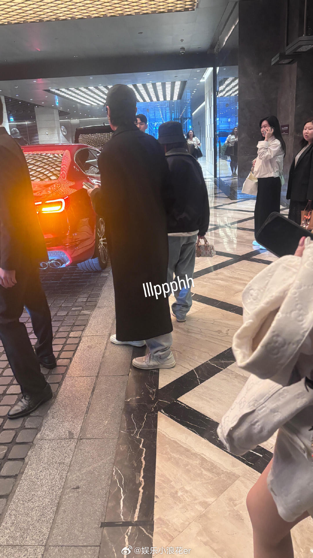 首尔偶遇邓紫棋与男友有网友在首尔偶遇了邓紫棋和男友。