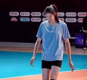 天津队不知是神操作？还是愚操作？二传放着陈馨彤不留队传帮带！反倒留个多年不上场从