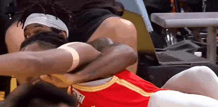 一碗水端平！杰曼上篮打进后和卡尔顿场边挣扎，王博不满判罚被吹技犯，我认为杰曼没问