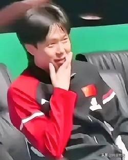 王楚钦不忍了，因为实在忍不住。看台上，有一男球迷大喊一声：孙颖莎我爱你。男球