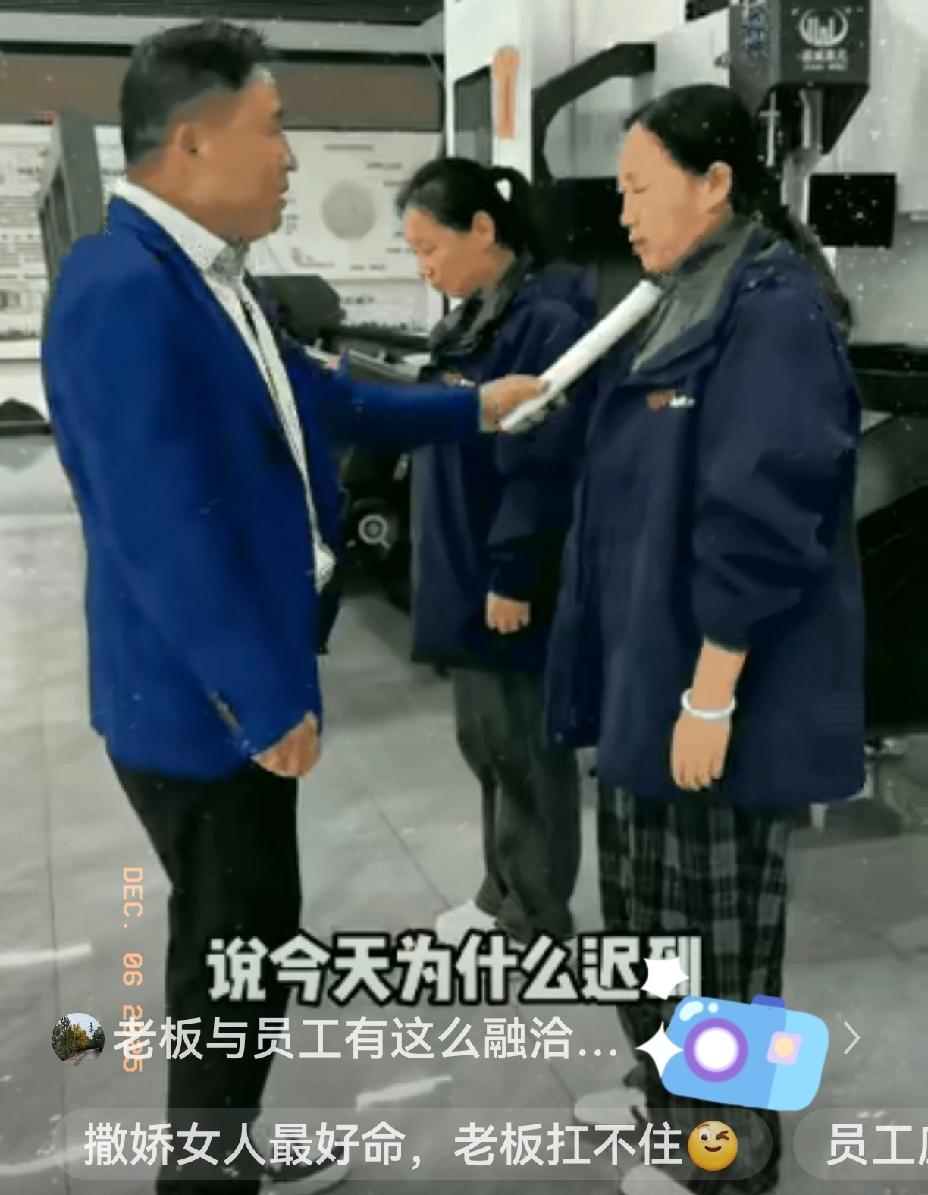 谁见过这样的老板在车间里，老板正在批评员工，只见老板手指着女子的头，你为什么上