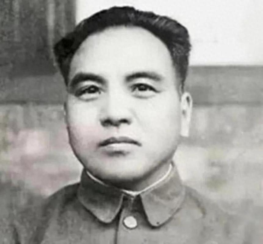 1954年12月，北京新街口到八宝山的路上，出现了一支让所有人驻足的送葬队伍。走