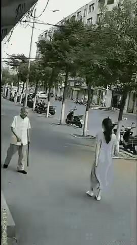 这是激动了[捂脸哭]，希望大爷没事