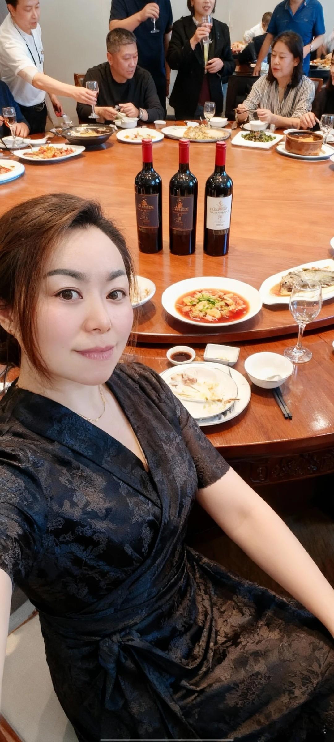 新年新气象，祝你好运。公司聚聚餐。