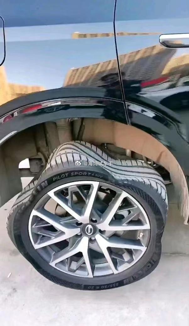 这轮胎经历了什么？？？不会是P的图吧？？？