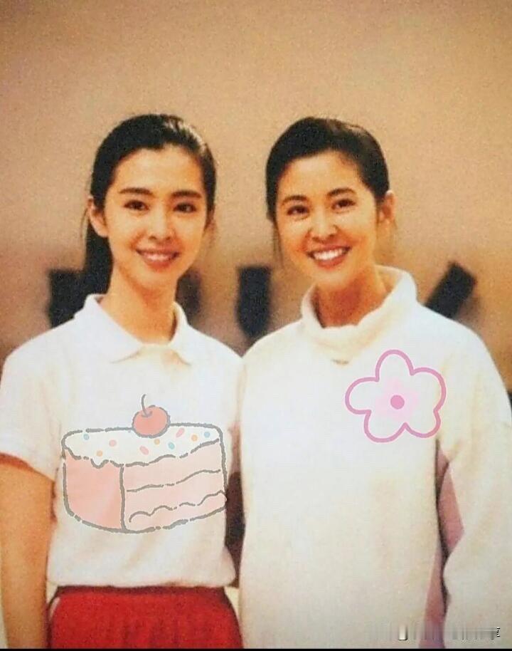 原本以为倪萍是90年代的大美人，没想到跟她合影的这个美女更加好看，一眼就惊艳的那