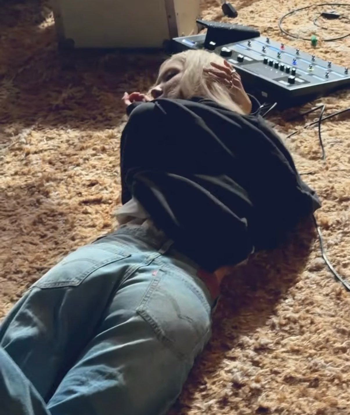 虽然平民，但也是个牛仔裤品牌吧。。。拍的咋跟塞酒店门缝里的小广告一样。。。还有，