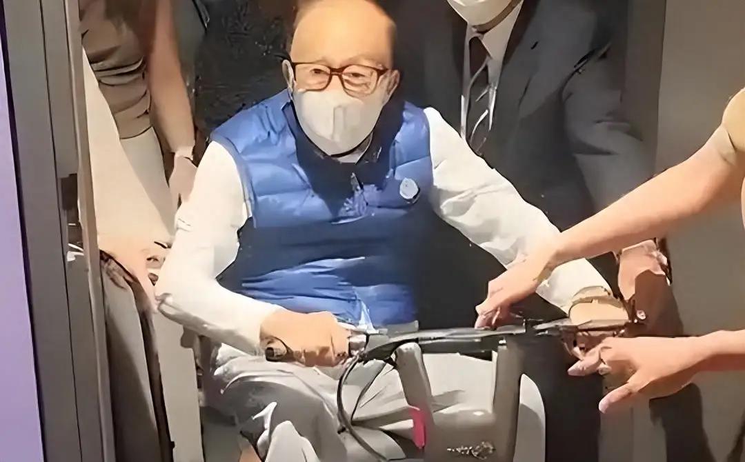 97岁的李嘉诚坐拥2909亿身家，却愁得还在会议室拍板，原因很简单——两个60岁