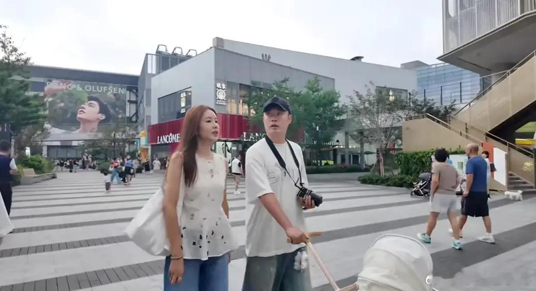 陈赫张子萱穿情侣装约会！逛街吃饭甜喊老婆拍照，比前妻有烟火气！！！！！