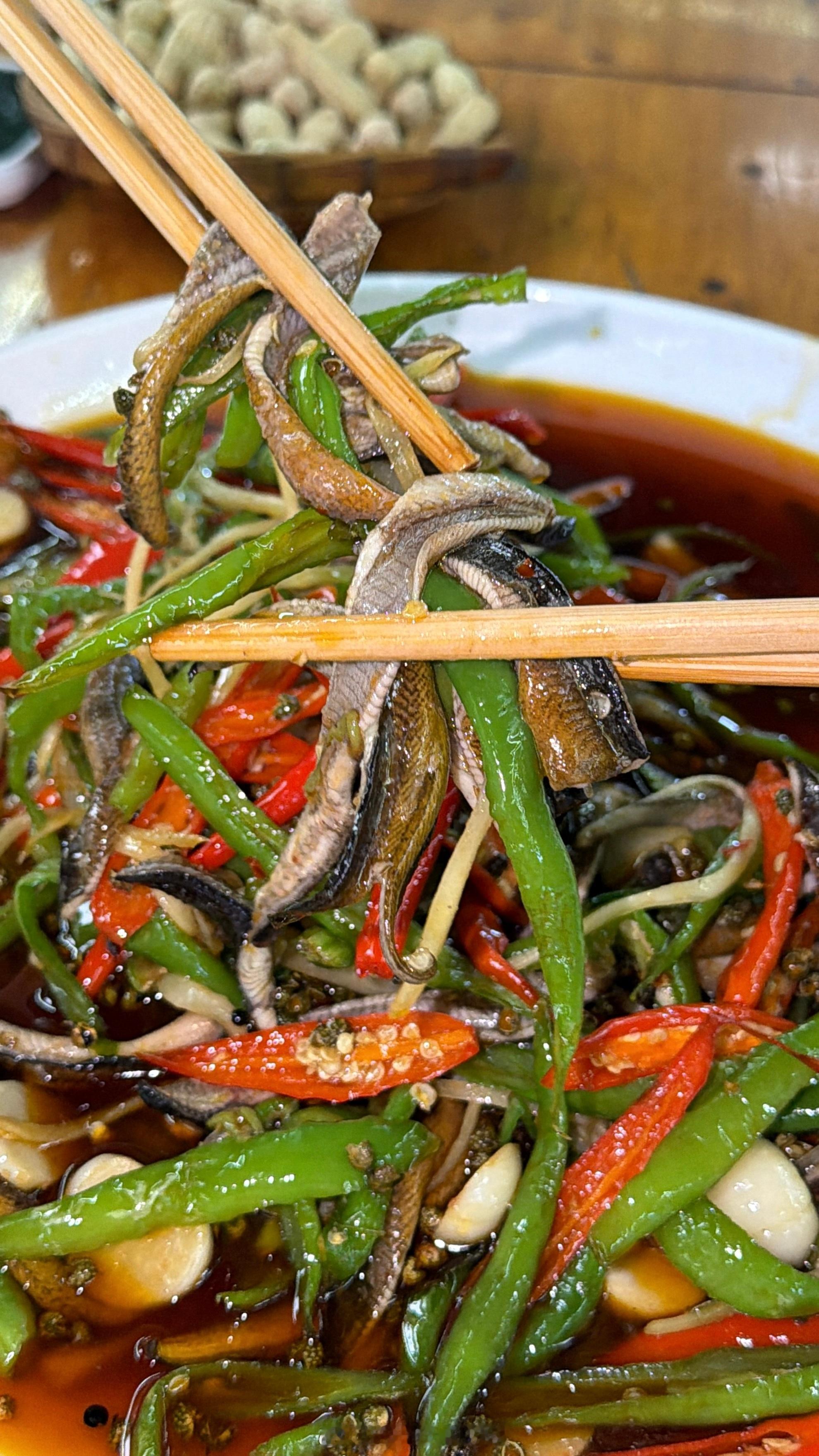 好久没吃到这么好吃的江湖菜了，每道菜都那么霸道。老板的火候掌握的太好了，脆鳝相当