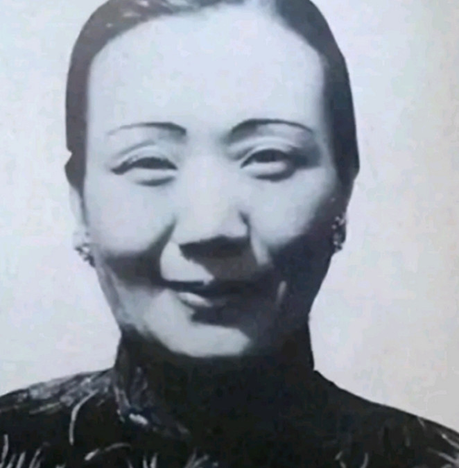 1879年，浙江巡抚谭钟麟喝多了，看府上丫鬟李氏身材婀娜，一时兴起抱回房，事后竟