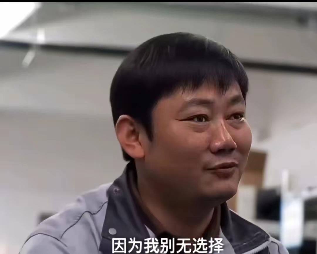 打菜阿姨端着餐盘，跟世界冠军奖杯擦肩而过。这画面你敢信？4月8日中午，重庆张