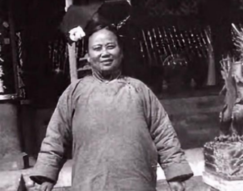 慈禧的贴身宫女回忆：入宫后，整晚都必须侧着身子、夹紧双腿睡觉，而且不能改变姿势，