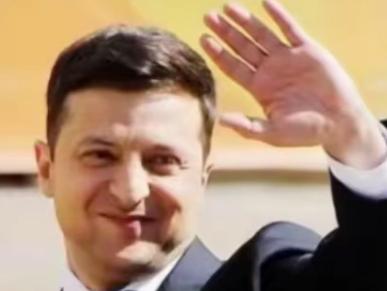 一位乌克兰网友表示：全世界都在嘲笑泽连斯基是一位演员，但只有乌克兰人知道，泽连斯