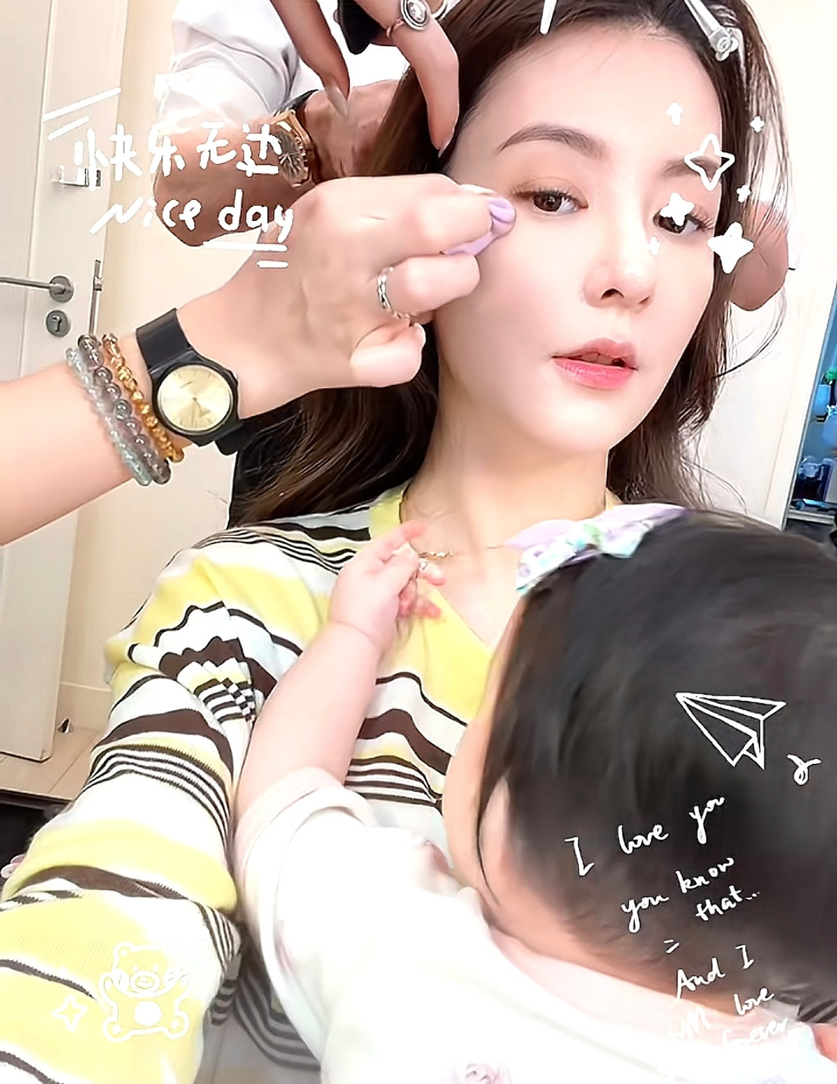 方媛三胎女儿都这么大了。方媛带着小女儿一起工作，小朋友头上夹着蝴蝶结，可爱。方媛