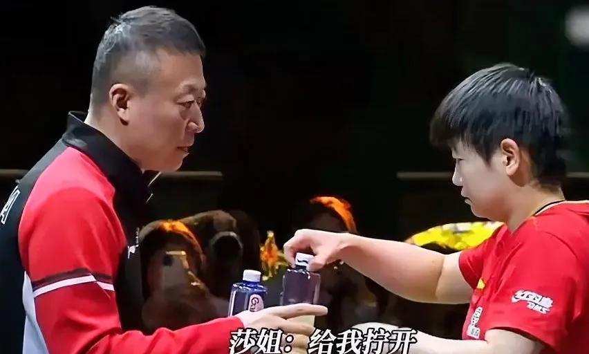 莎莎瑞满第一场太放松，第一局3-11输给小孩姐，她还是不慌不忙地，暂停时马