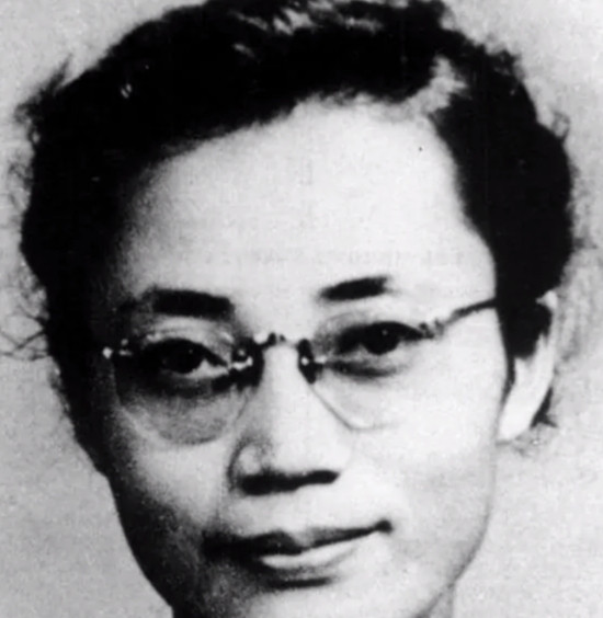 1950年，潜伏在台湾的女地下党被抓捕前对特务说：“天要下雨了，我先把阳台的衣服