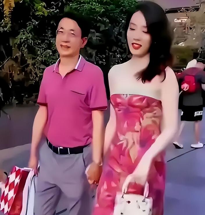 牵手门过后，董思槿的人生已经彻底改写2023年6月，成都太古里街头，一段