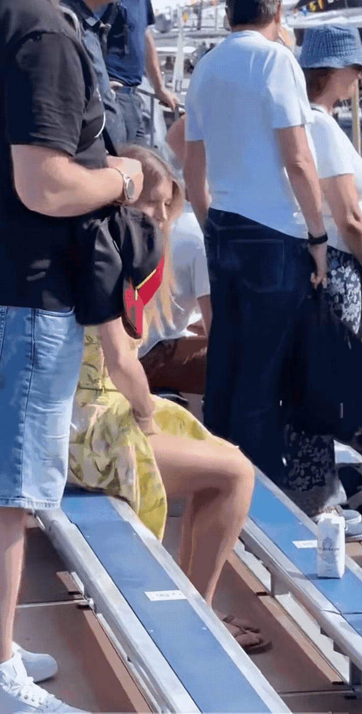 众目睽睽下的金发连衣裙美女也太放飞了！不管旁人眼光只顾自己舒坦，还真应了那句