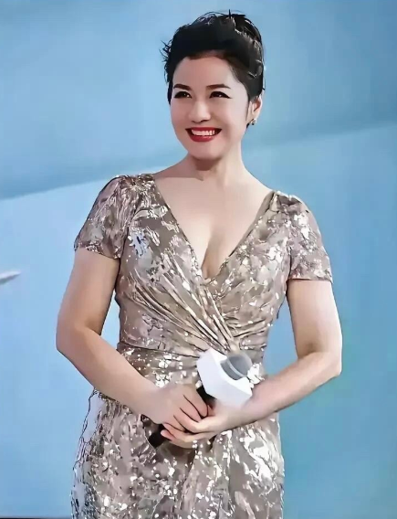 这位大美女确实抗老，花期太长了，60多岁了还这么漂亮啊。温文尔雅，不失女人味的气