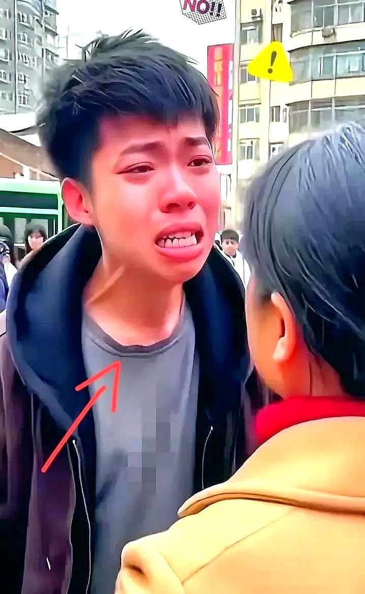 小区楼下那对母子的争吵，听得我心里发堵。男孩嗓子都喊劈了：“彩礼35万，订婚1