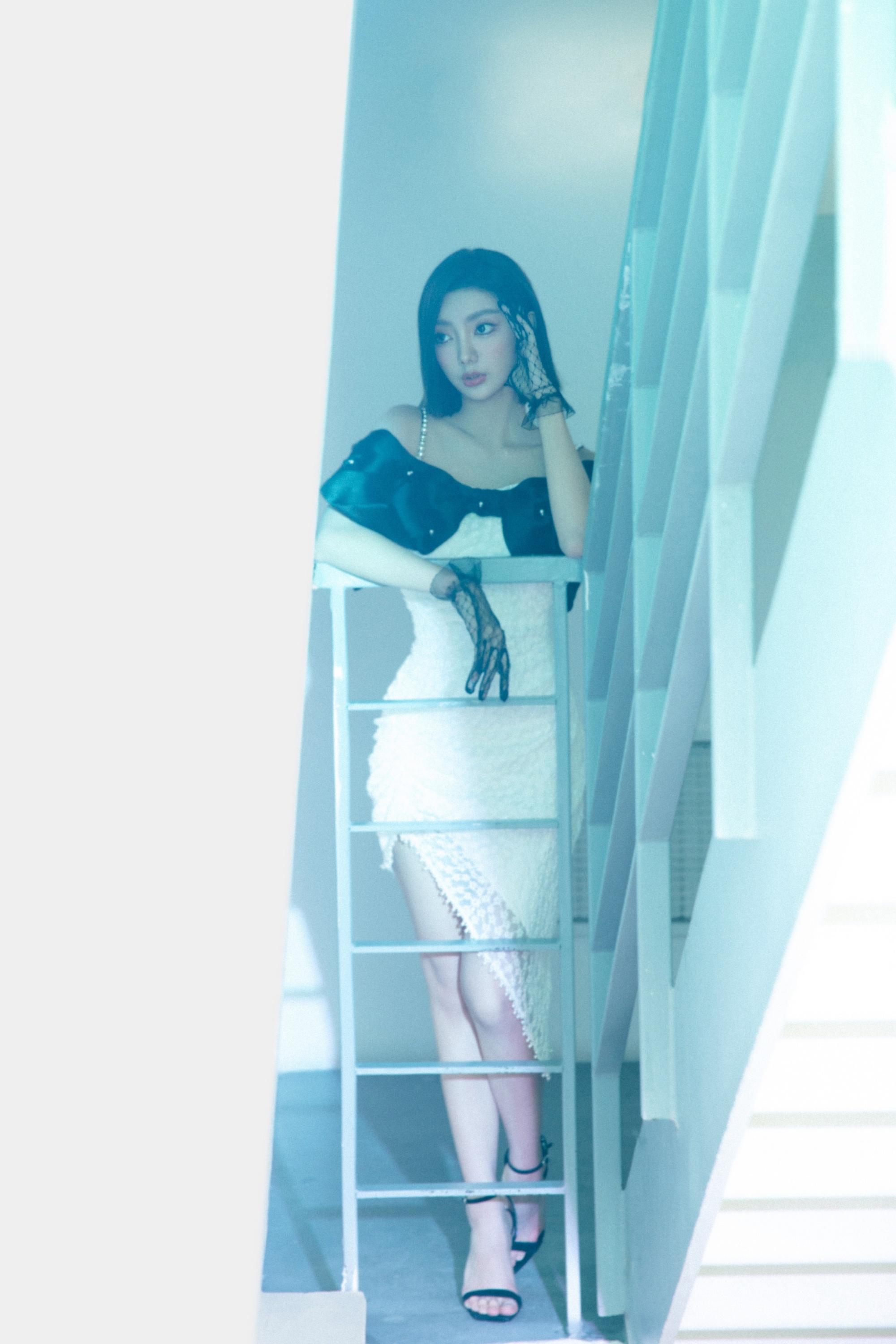 李紫婷少女写真：裙装穿搭尽显轻盈身姿。李紫婷